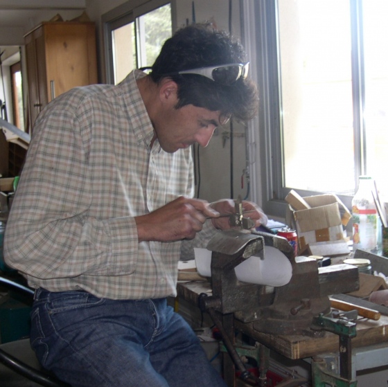 Roouen,A l'oeuvre dans son Atelier près de Rouen,le designer Mickaël de Santos peaufine les fleurs de bronze du meuble Horizon Fertile