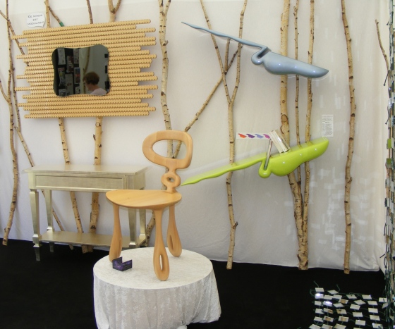 une console en bois dorée, un miroir design, des étagères,une jolie chaise en bois réalisées par Mickaël de Santos