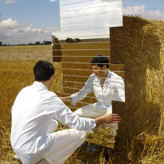 Paris miroirs design,Mickael de Santos,designer Normand crée et lance sur le marché les premiers miroirs modulables 