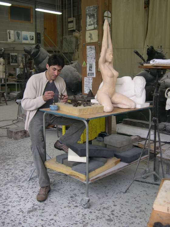 Mickael de Santos dans les ateliers de Fonderie de Coubertin. L'art à Paris. exigence et de perfection 