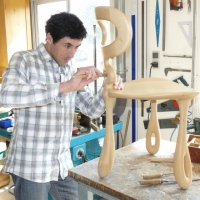 Créateur Francais mickael de santos crée une chaise design. Une fabrication Française d'un designer rouennais.