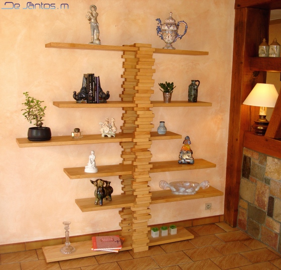 Étagère en bois de style contemporain, sa forme change pour votre intérieur.
