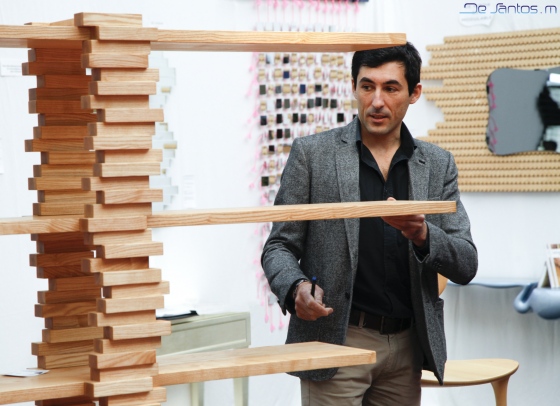 Cette étagère ou bibliothèque change de forme d'un seul geste de la main, création et fabrication 100 % Française 