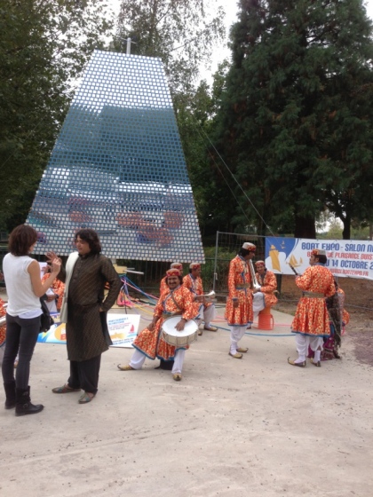 Caen, foire internationale-Les musiciens Indo-Népalais devant la voile aux 2000 miroirs.