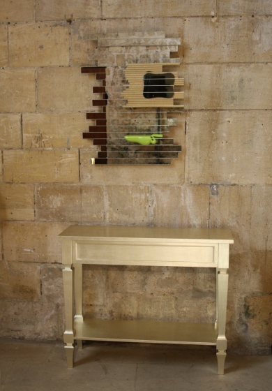 Ce miroir design d’une nouvelle génération s’intègre harmonieusement au côté de meubles contemporains ou classiques.