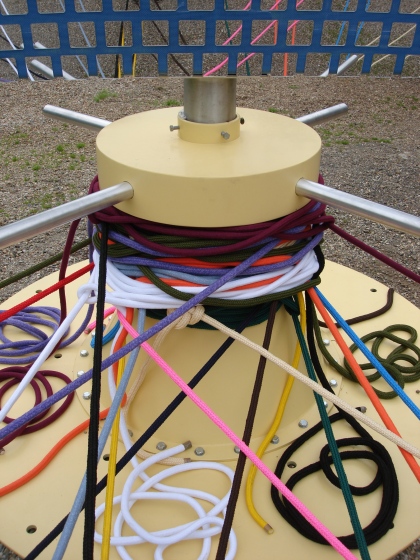 Le socle représente un cabestan autour duquel vient s'enrouler le cordage aux couleurs uniques