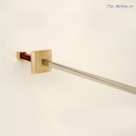 Cette poignée fait référence à l’épée. Réalisée en bronze et bois de palissandre.