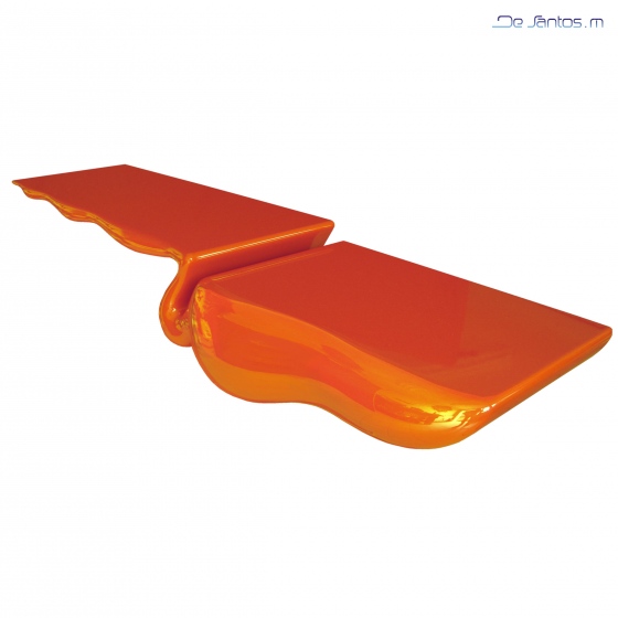 une étagère murale au design sculpturale, Objet fonctionnel elle semble en lévitation. Sa ligne énergique est renforcée par la couleur