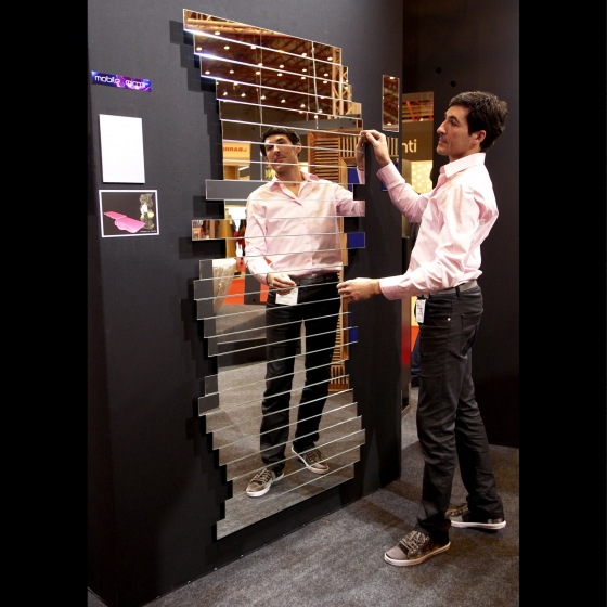 Exposition du miroir design Segment d’horizon dans le pavillon Français au salon international 100 % Design de Londres.