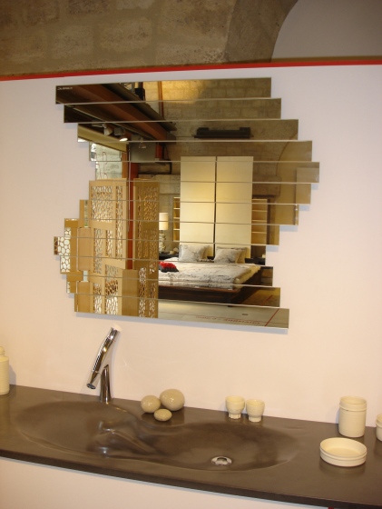 Un miroir contemporain au design indémodable, sa forme est mobile grasse à ses lamelles de miroir