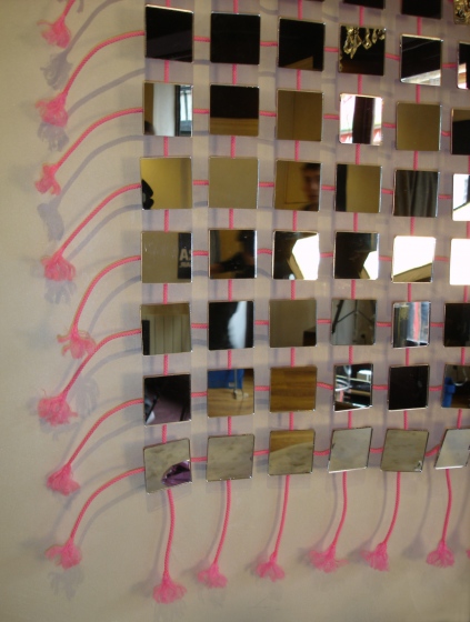 A chaque déplacements, les miroirs nous renvoie perpétuelement des reflets changeants, colorés, scintillants