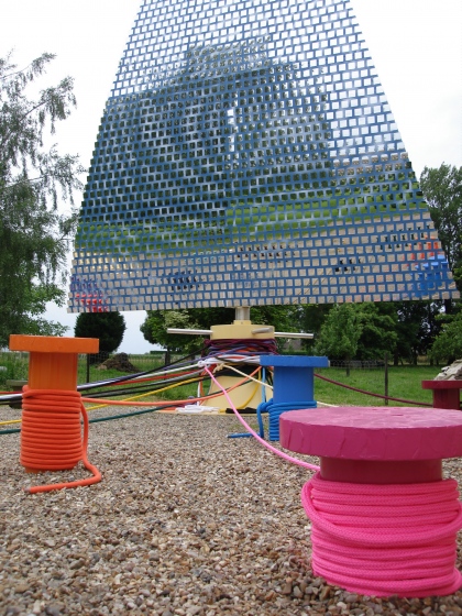 Cette voile est composée d'environ 2000 pièces de miroirs PMMA. 