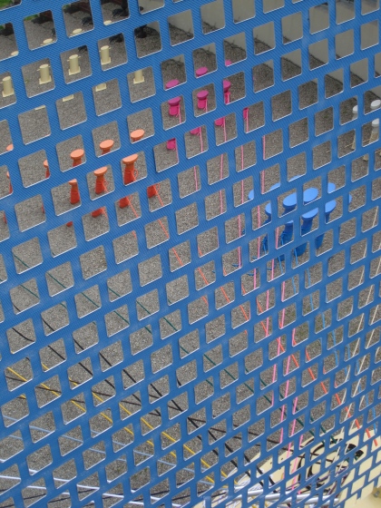 Détail de la voile de miroirs qui multiplies les touches de couleurs venant des bites d'amarrage et du cordage.