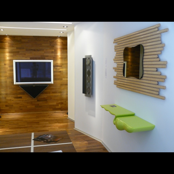 Du Bang & Olufsen avec  le miroir Regard Ondulant et la console, Je m’attache, je me détache, je me console