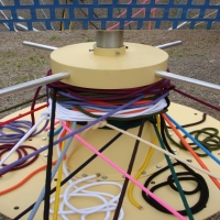 Oeuvre d'art monumentale.Voile de miroirs réalisée pour l'Armada. Echo aux voiliers et aux peintres impressionnistes. Elle est à