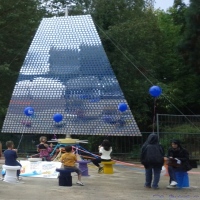 Oeuvre d'art monumentale.Voile de miroirs réalisée pour l'Armada. Echo aux voiliers et aux peintres impressionnistes. Elle est à