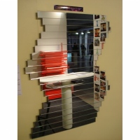 Portrait d'horizon est un miroir au design changeant grasse à ses lamelles de miroir amovibles.En vente chez Steiner à Rouen et 