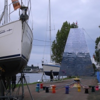 Oeuvre d'art monumentale.Voile de miroirs réalisée pour l'Armada. Echo aux voiliers et aux peintres impressionnistes. Elle est à