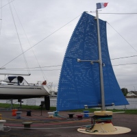 Oeuvre d'art monumentale.Voile de miroirs réalisée pour l'Armada. Echo aux voiliers et aux peintres impressionnistes. Elle est à