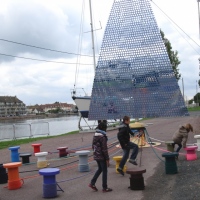 Oeuvre d'art monumentale.Voile de miroirs réalisée pour l'Armada. Echo aux voiliers et aux peintres impressionnistes. Elle est à