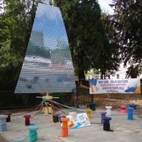 Oeuvre d'art monumentale.Voile de miroirs réalisée pour l'Armada. Echo aux voiliers et aux peintres impressionnistes. Elle est à