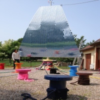 Oeuvre d'art monumentale.Voile de miroirs réalisée pour l'Armada. Echo aux voiliers et aux peintres impressionnistes. Elle est à