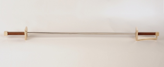 La lame a été réalisée en une seule pièce de bronze et recouverte de nickel. Les pommeaux sont en bronze naturel et la poignée en bois de palissandre